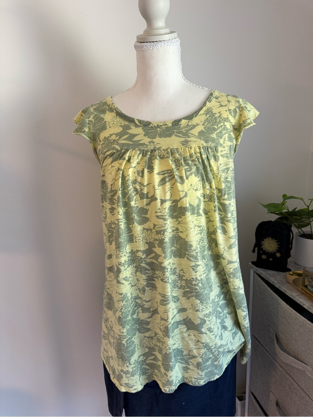 Vintage Yellow & Green Floral Y2K Cap-Sleeve Women’s L Tank Top: Grunge camo